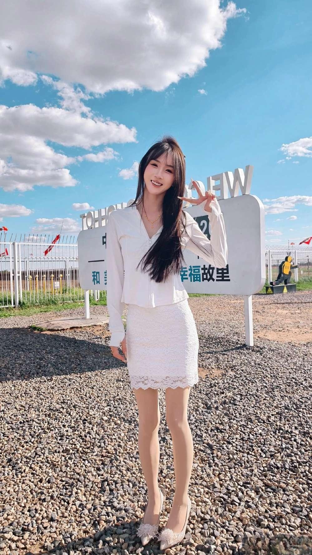 这套是“清新温柔的全白蕾丝”穿搭，适配户外开阔场景，优雅与柔美感兼具：
 
- 