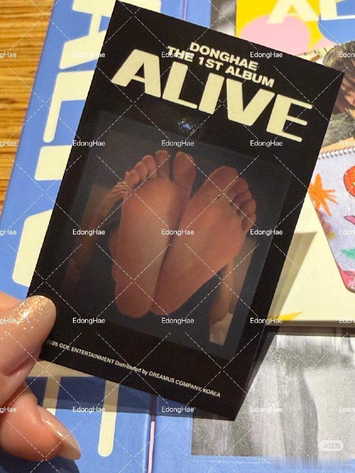 李东海回应脚底小卡 李东海脚底小卡，想知道粉丝拆到什么心情哈哈哈 李东海脚底小卡