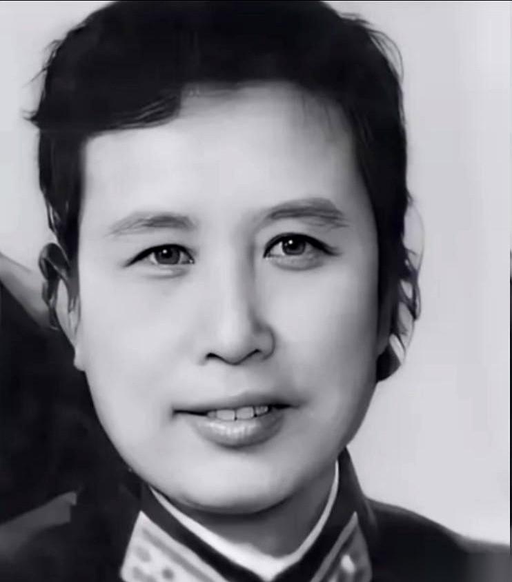 关于廖冰的生平事迹里，有一段极其反常的文字记录。这位15岁就敢逃婚拒嫁军阀的硬核