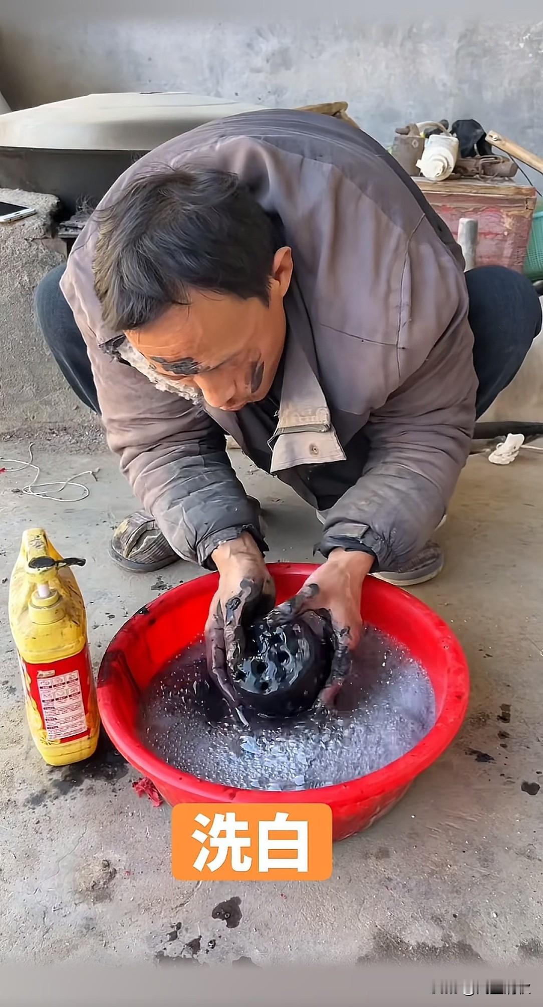 《 洗      白》

       虚伪洗白终难掩本心，时间自会拆穿假面，有
