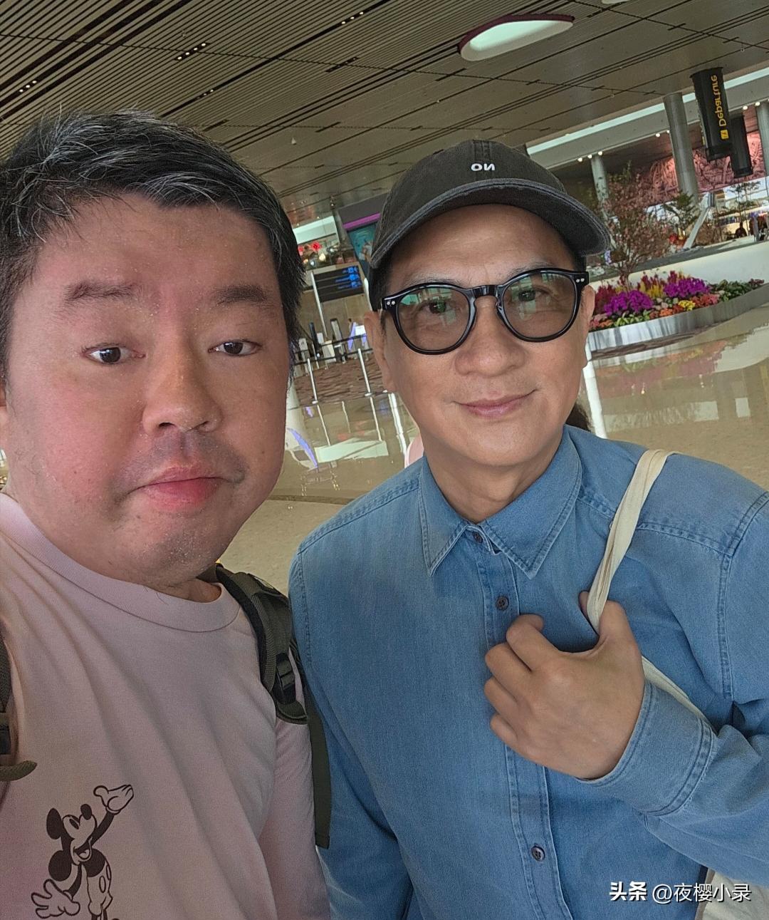 62岁张家辉和老婆关咏荷现身新加坡机场，关咏荷真人太美了，没有脂粉气，气质脱俗，