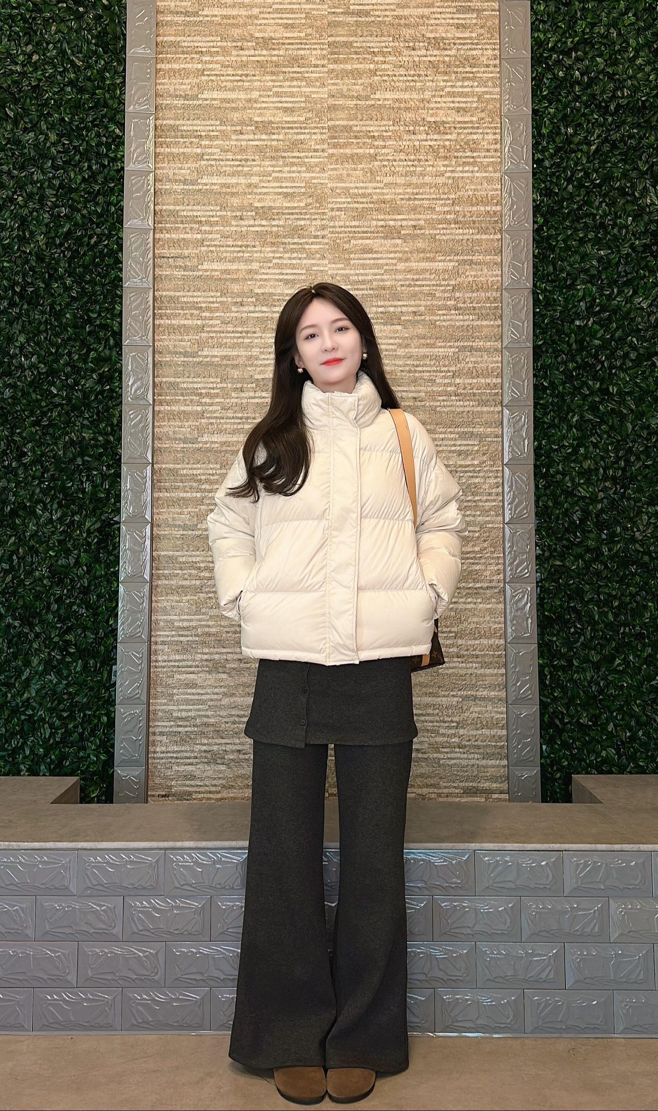 人人都有苦衷 事事都有无奈 顺境时善待别人 逆境时善待自己羽绒外套 过年穿搭