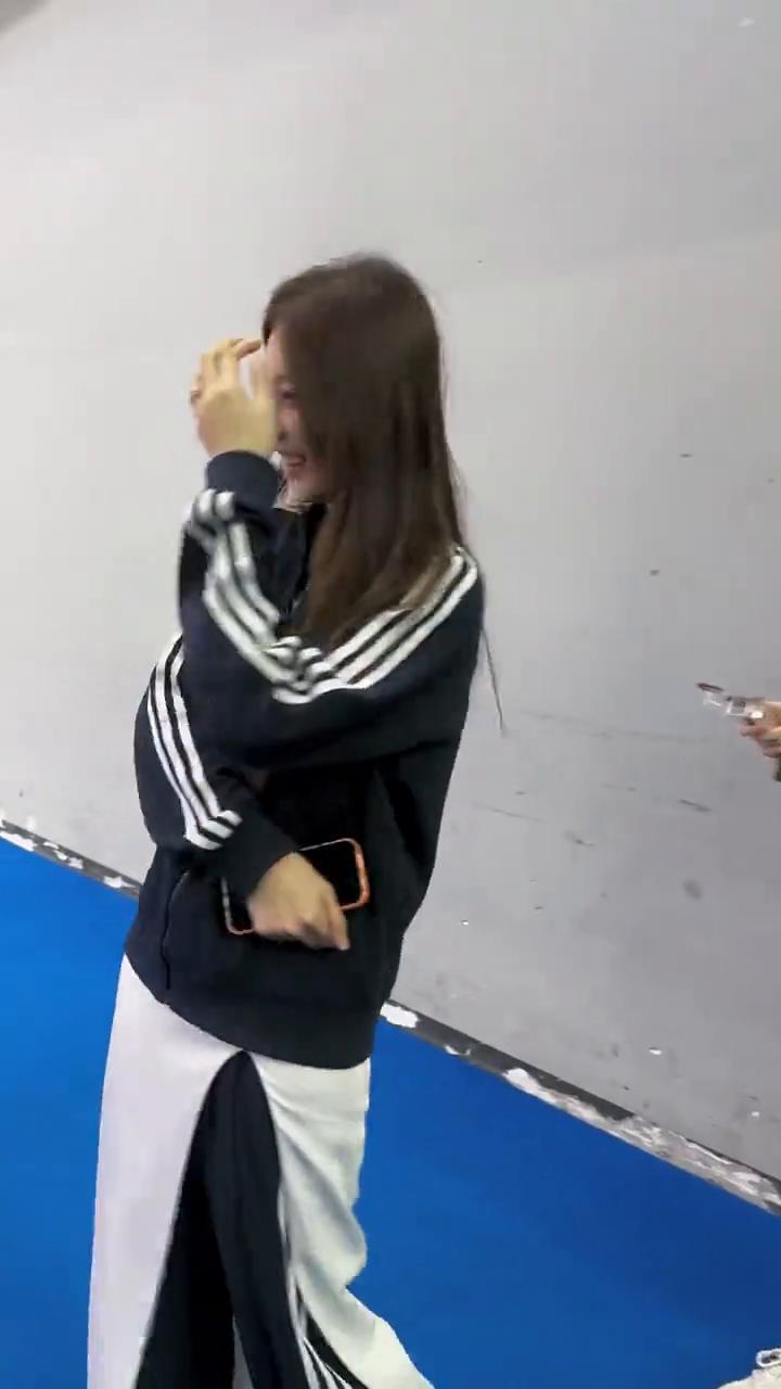 上个天花板，戏很多。