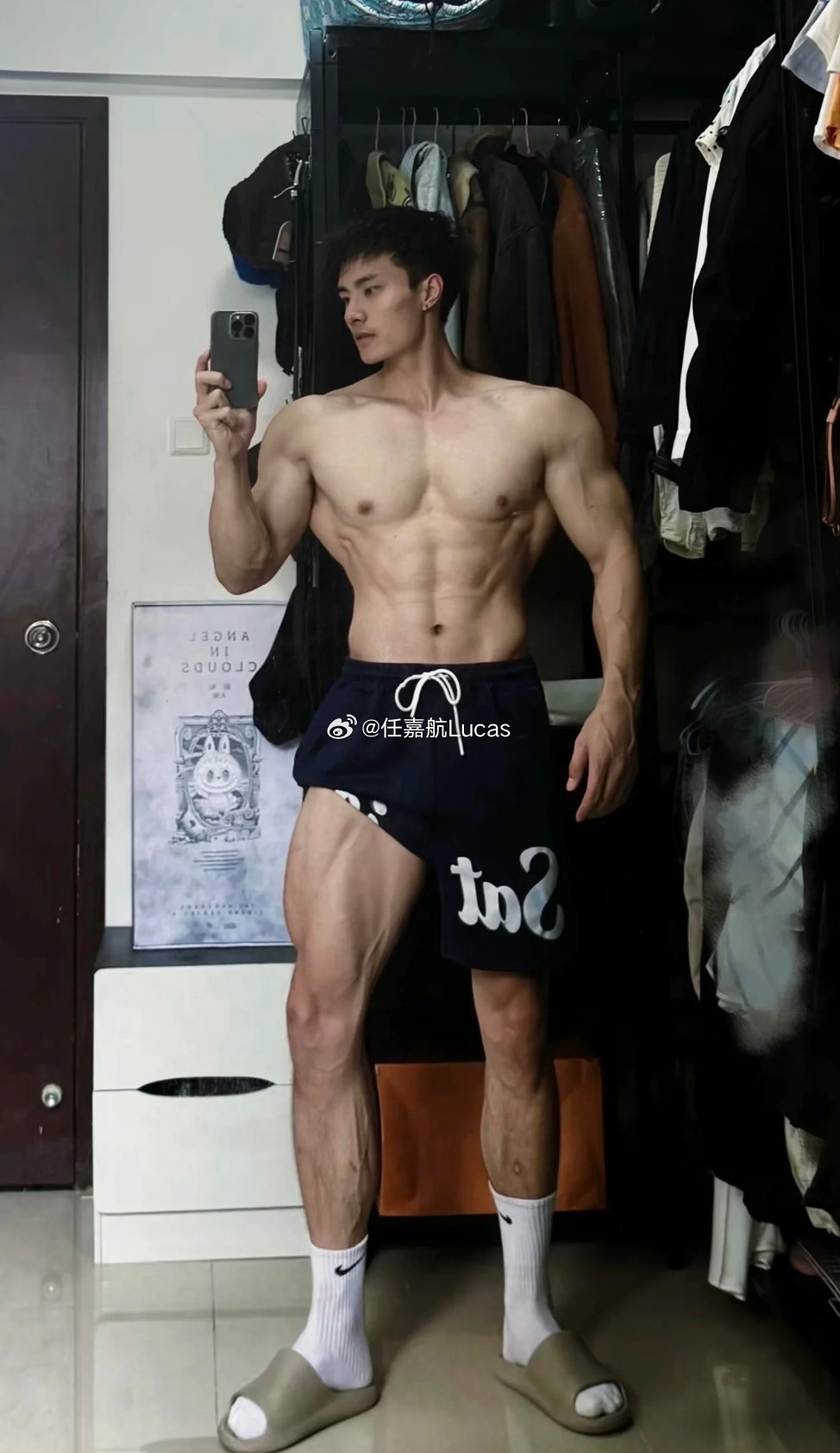 手大脚大腿还长身材还是倒三角 ​​​
