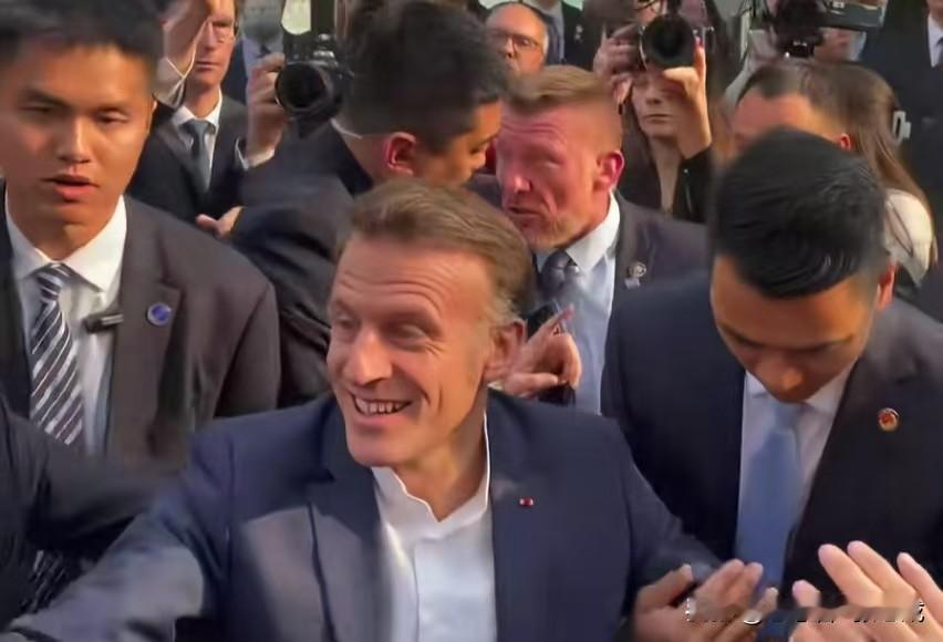 国人太懂人性了，马克龙在四川的热度一线明星都只有羡慕的份！人山人海，争先恐后的欢