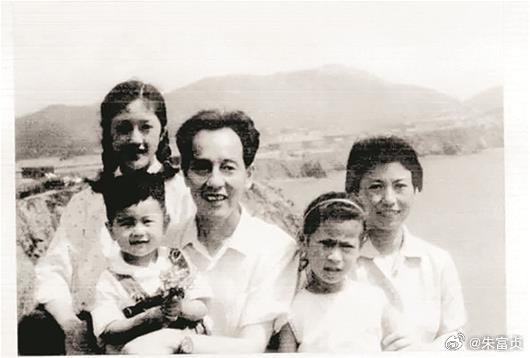 我们隆重纪念“共和国勋章”获得者，2013年度感动中国人物获奖者，2019年度国