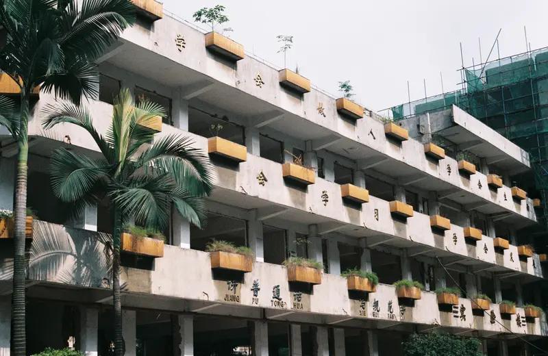 有网友说，他是1989年中等师范学校毕业参加工作的。1998年，他顺顺利利评上了