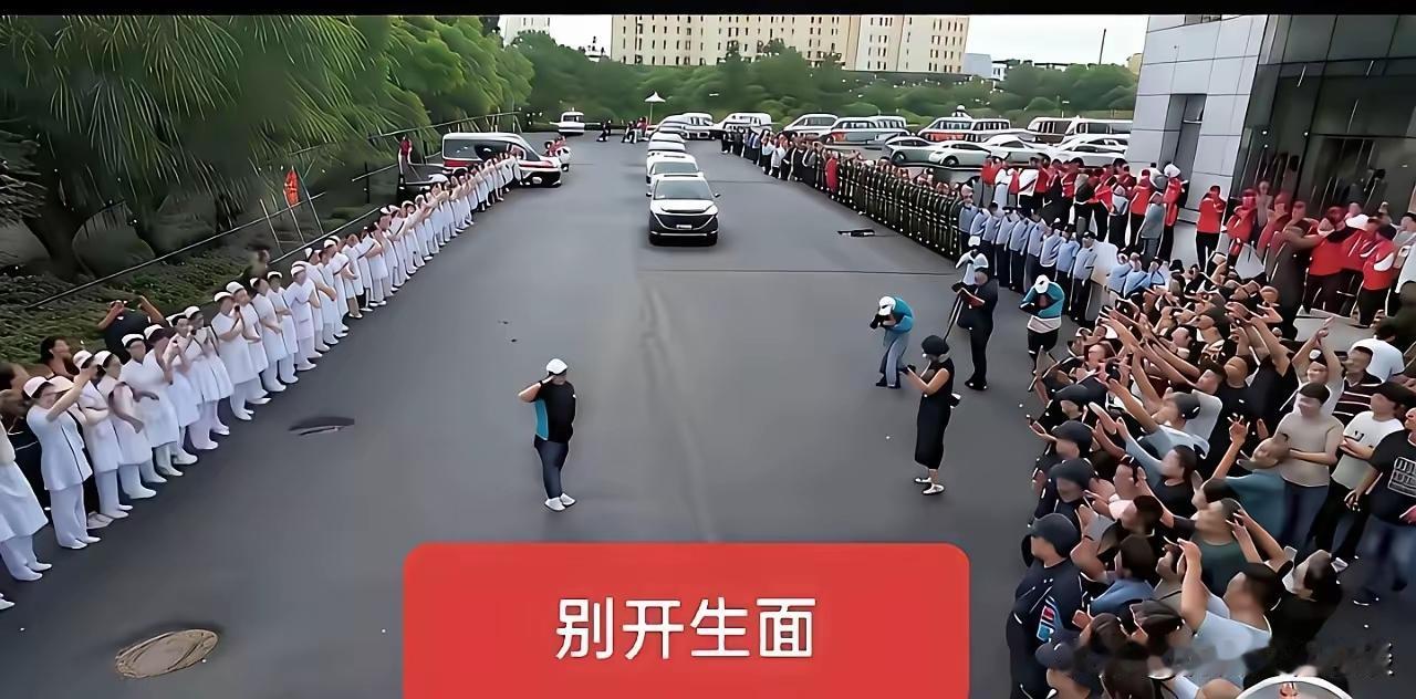 随着越来越多的信息曝光，智力稍微正常点的应该都知道是怎么回事了。
人设完全崩塌，