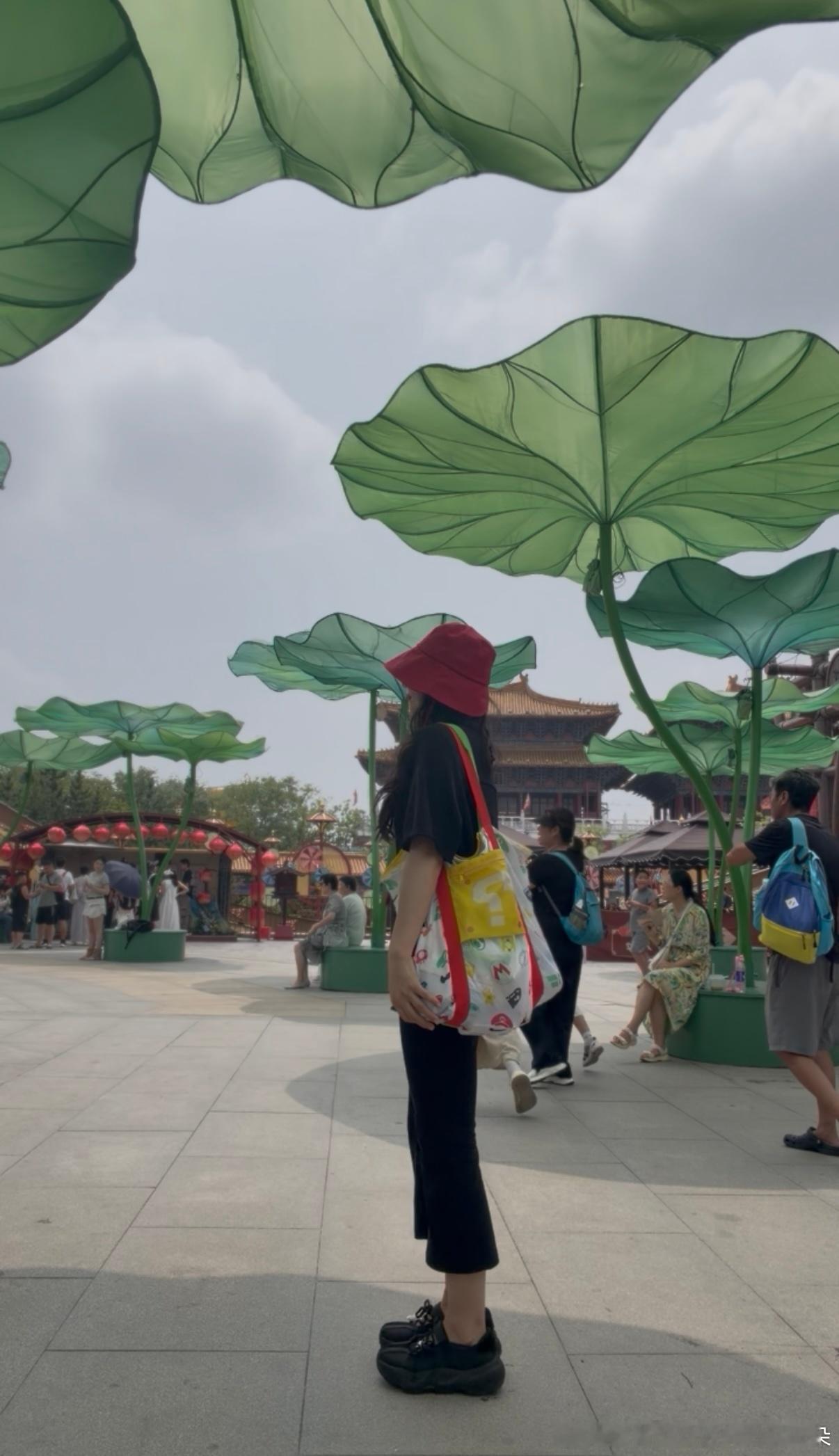 昨天穿的又重工又貌美没拍，今天朴朴素素来给孩子们当后勤了硬拍一下