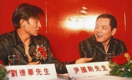 1996年，正是崩牙驹如日中天之际，他花费上千万筹备了一场慈善明星演唱会，并邀请