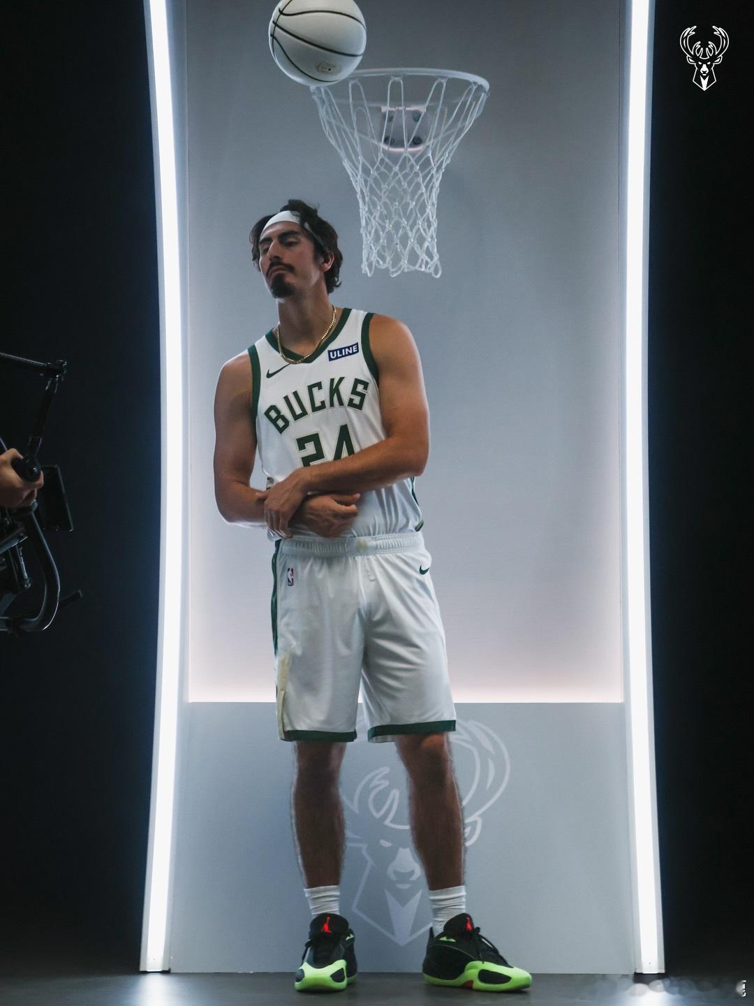 🦌新球衣上身图，精彩抢先看！NBA媒体日2026密尔沃基雄鹿fearthede