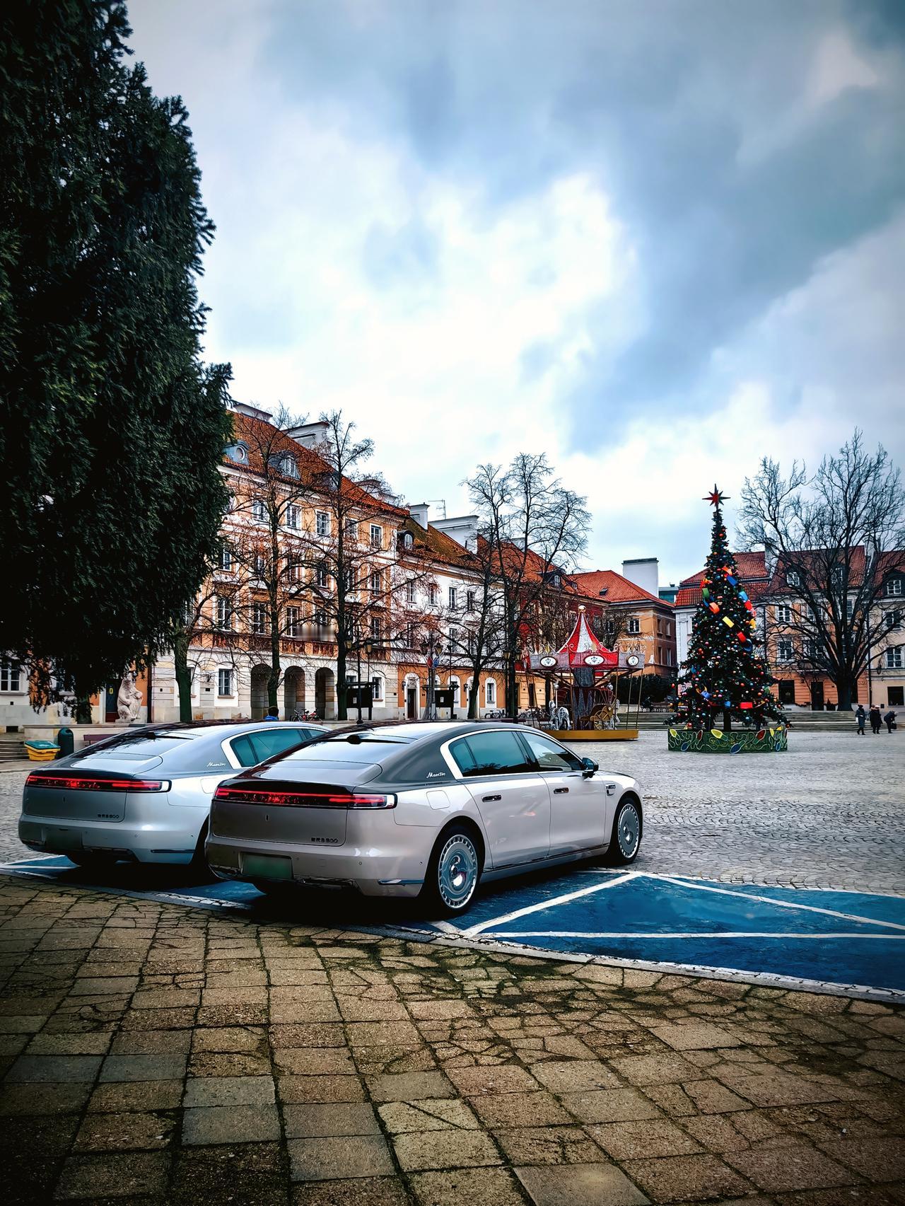 在跨越北京至摩纳哥的长途旅程中，途经喧嚣街道与频繁鸣笛的区域时，一辆性能可靠的车