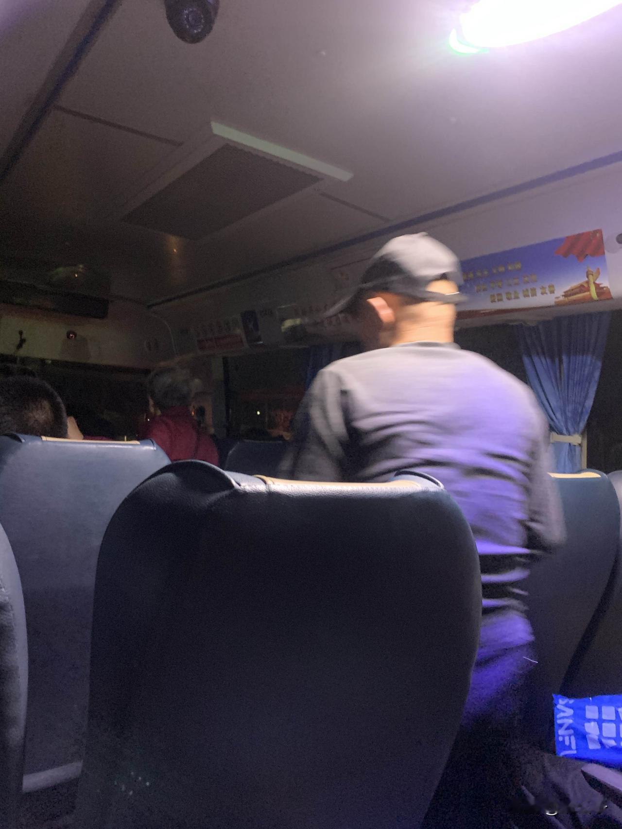 情绪的尽头，不是脏话，不是发泄，而是沉默！

坐公交车，上来7位老人不会扫码付钱