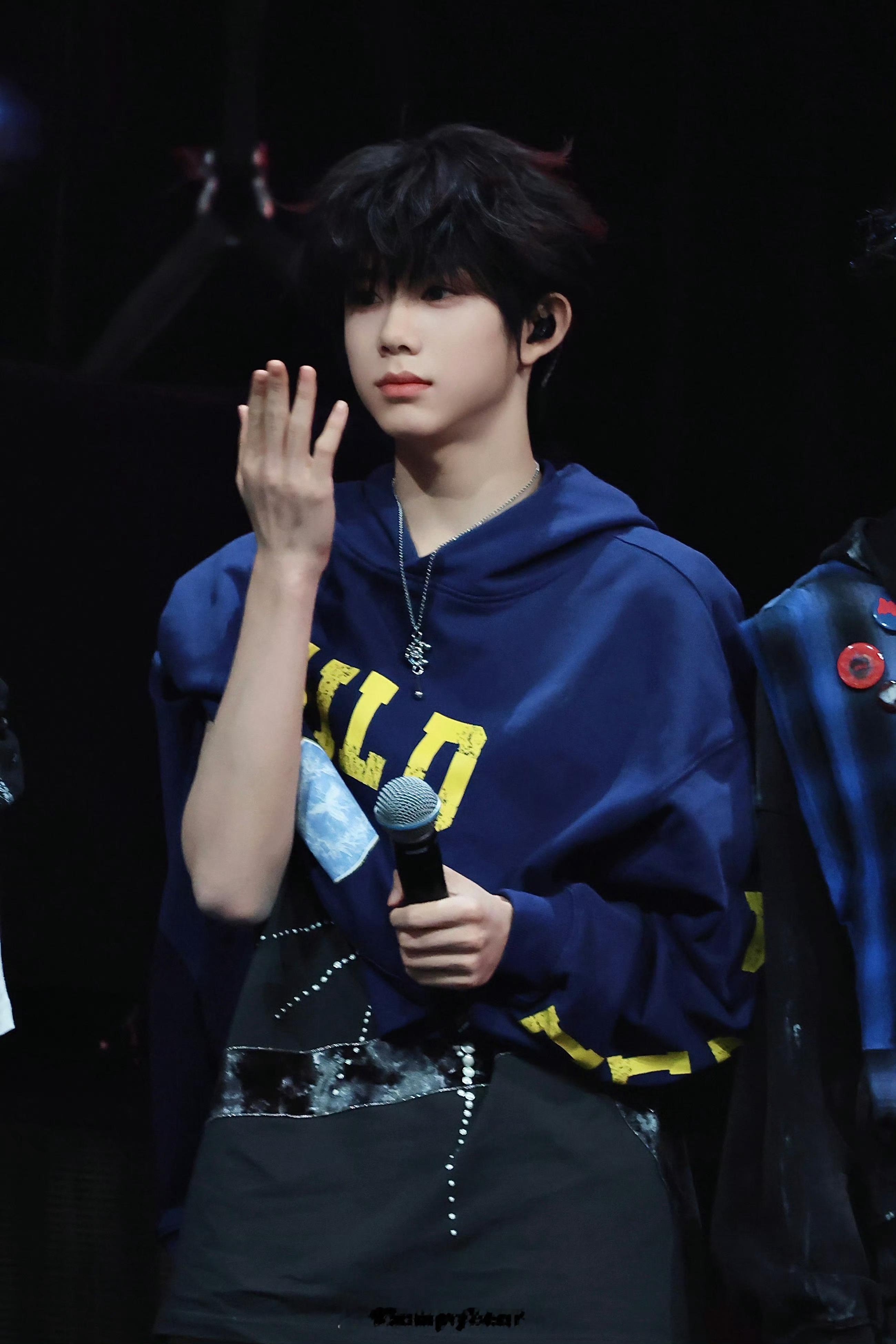 TF荣耀之战第二场的陈奕恒陈奕恒外套斜穿 荣耀之战day2节目单 TF荣耀之战第