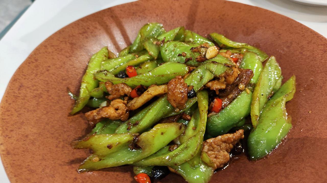 味道很不错和去湖北吃差不多，价格也非常实惠，就是服务有待提高，服务员意识差了点，