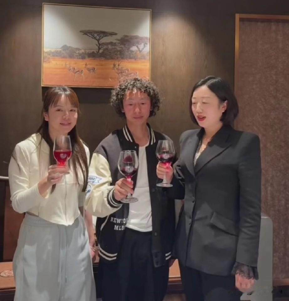 国际巨星庞麦郎回陕西老家了，近日在某知名酒楼请前助理“可达鸭”吃饭，推杯换盏聊得