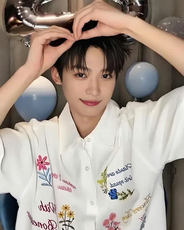 这个梓渝顶着这么灾难的妆容都那么可爱 ​​​