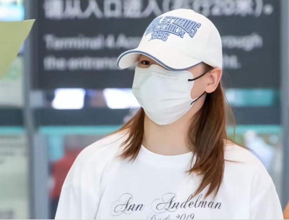全红婵通天河度假被偶遇！一头黄发显成熟 手拎两万八LV新包很时髦 