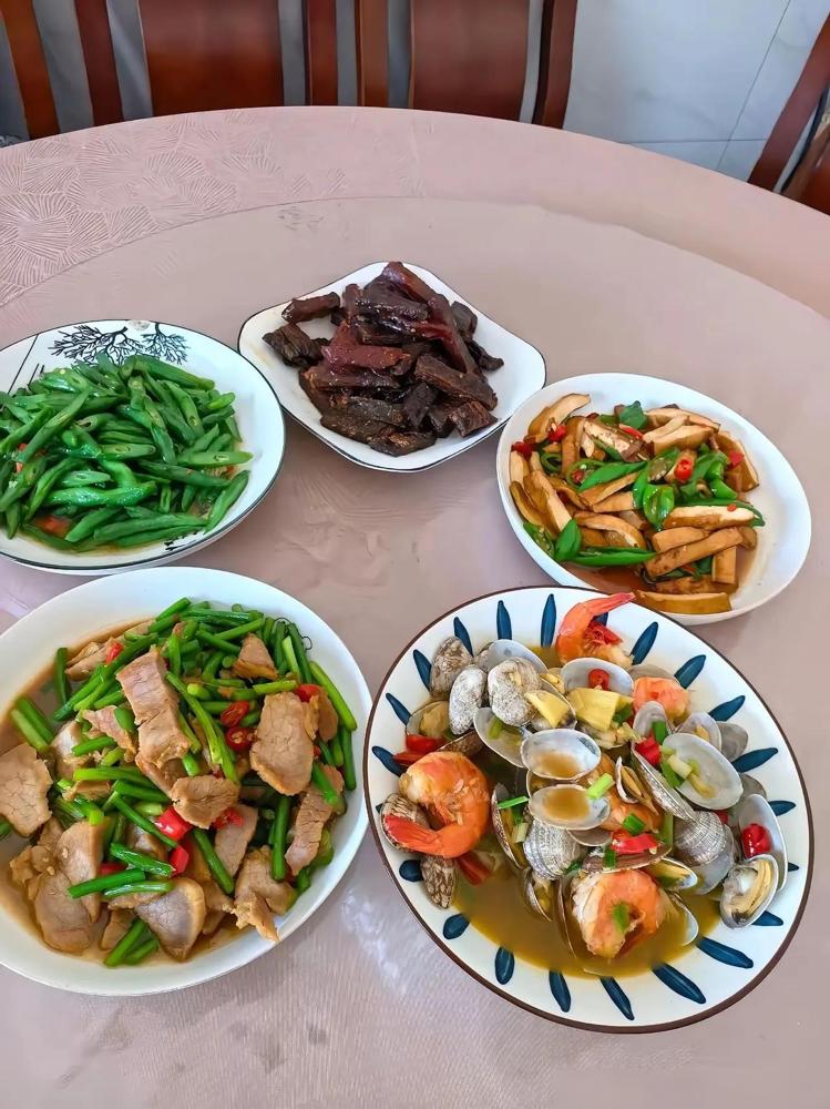 女儿星期天休假，来我家，我炒了九个菜，没想到星期一，亲家要来我家，我炒了五个菜，