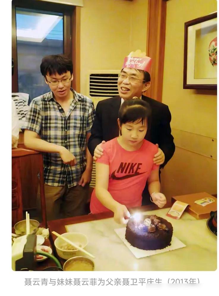 12岁的聂云青，站在父亲新家的蛋糕前。

1999年，一段婚姻在法庭里碎成齑粉，