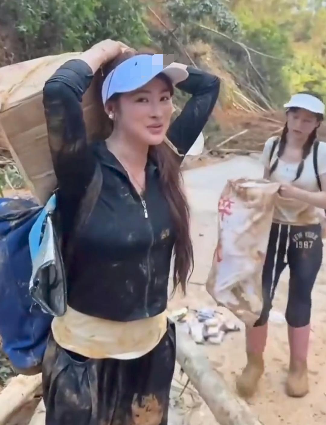 说实话，我对这三个女孩一开始就觉得是摆拍，她们背着一共150斤的物资，在泥泞的山