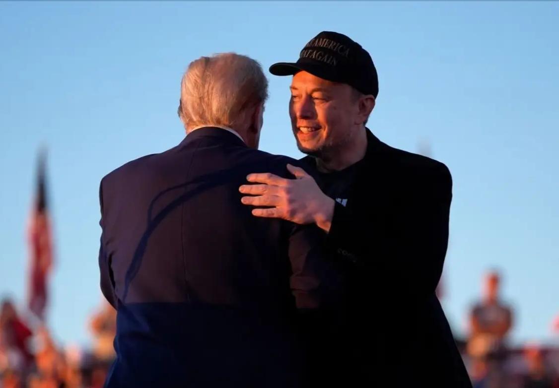 特朗普和马斯克又和好了？近日有消息称特朗普将邀请马斯克，与沙特王储共进晚餐，这也