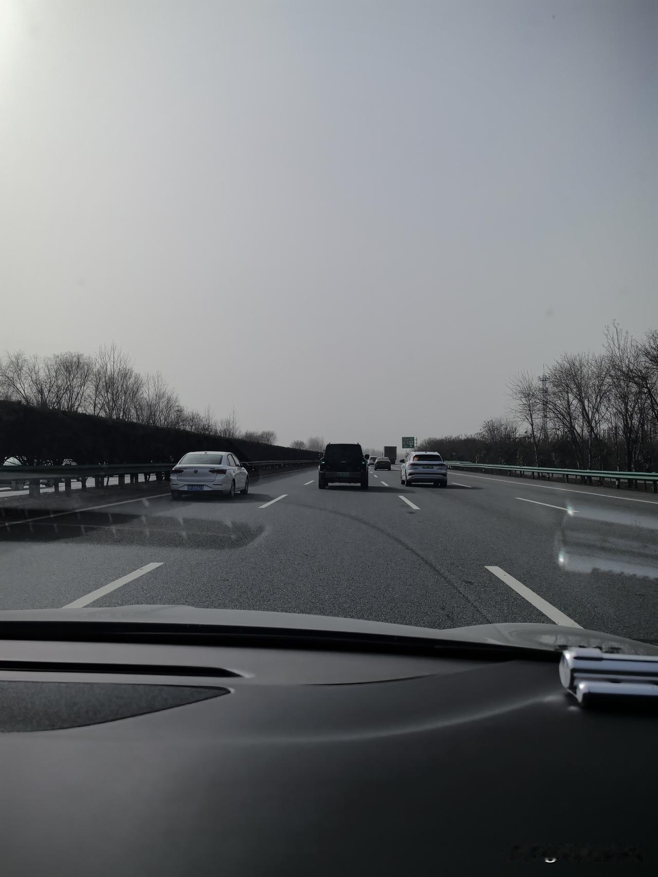 高速上让人抓狂的最大问题，就是超车道上永远能遇到跑不快还要占道的车。哪里都有这种