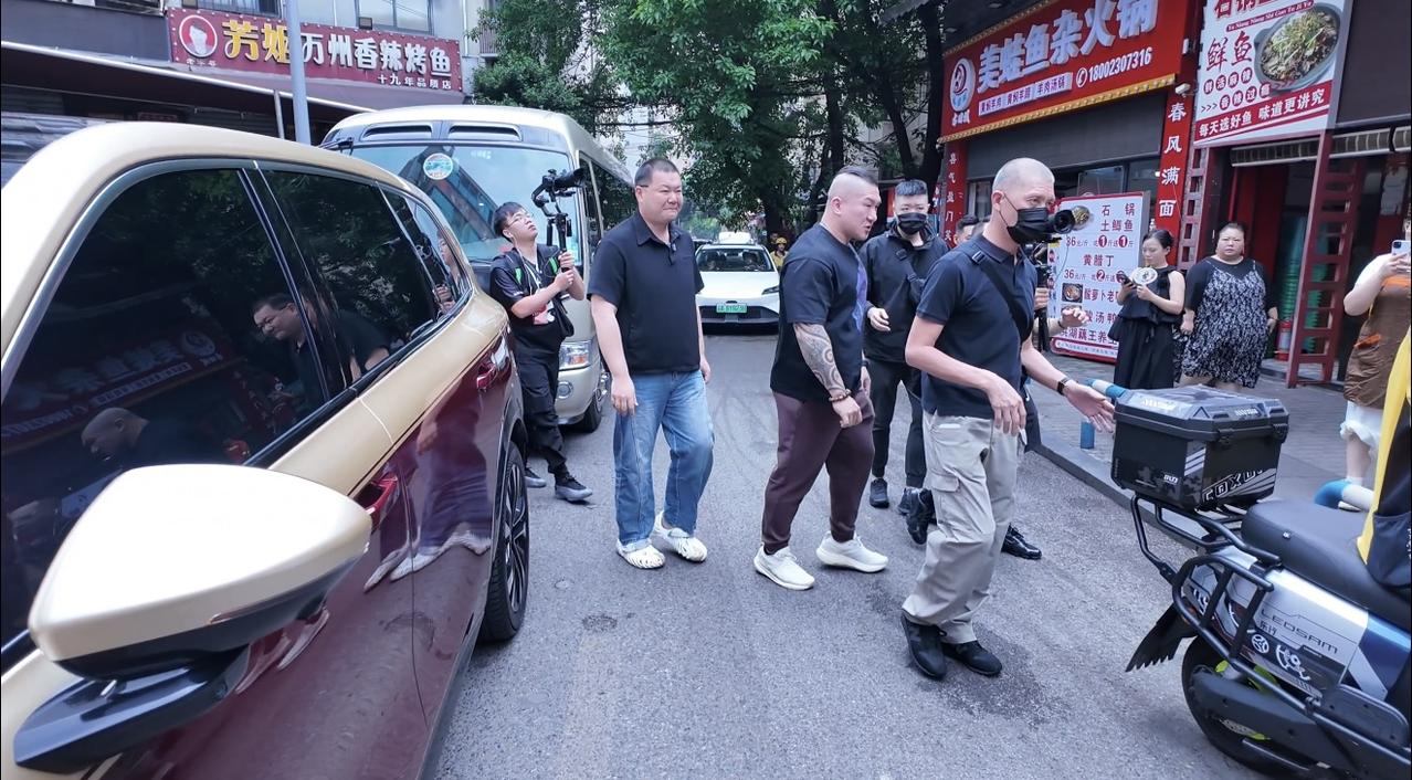 "馆长实测华境S顶级安全守护，直言家用闭眼冲

馆长直播点赞国产智驾！5月26日