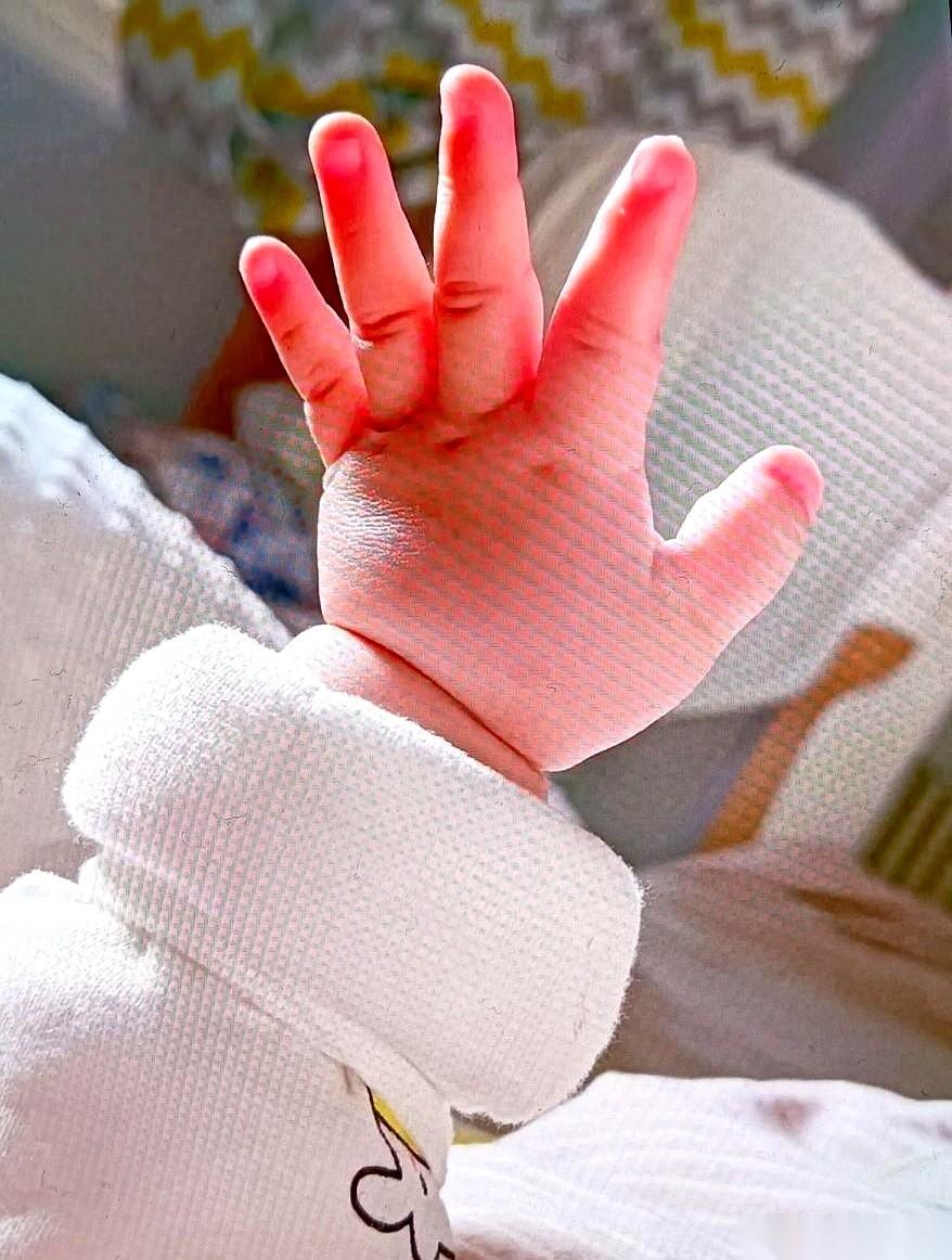 一个男人和一个女人，站在摇篮边，看到的可能是两个世界。
在她眼里，是身上掉下来的