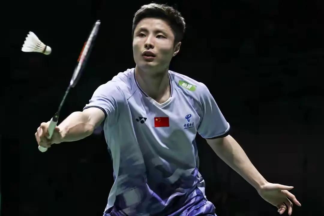 锋芒淬炼显强者本色：石宇奇横扫金廷奏凯。2026年泰国羽毛球公开赛于5月12日在