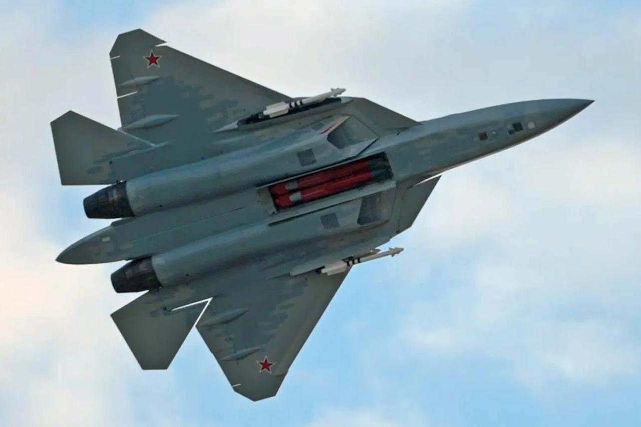 昨日，为迪拜航展飞行表现彩排的第九架Su-57原型机509号，打开了弹舱。

展