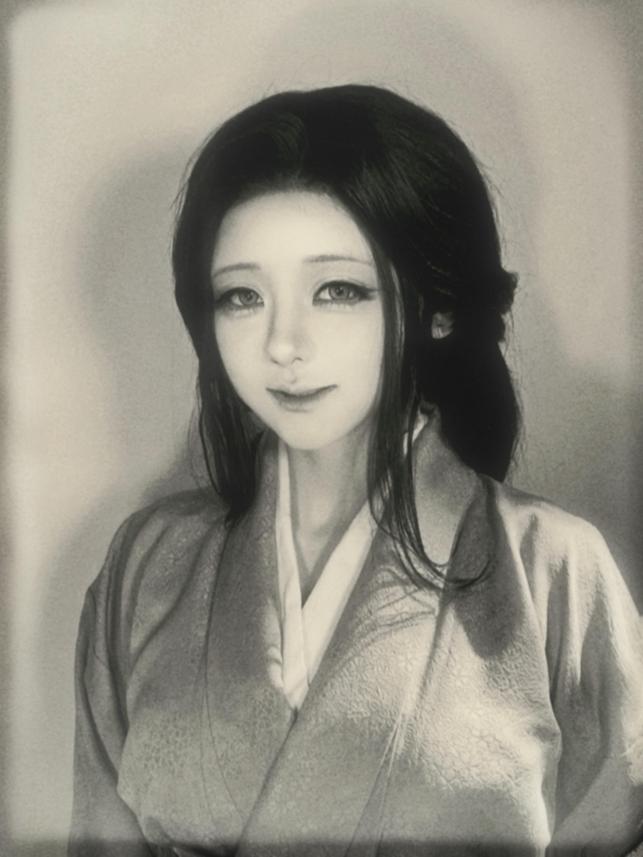 泛黄的回忆被撕开，她瞳孔的颜色、嘴上的胭脂还是那么明亮鲜艳，我也不知道...