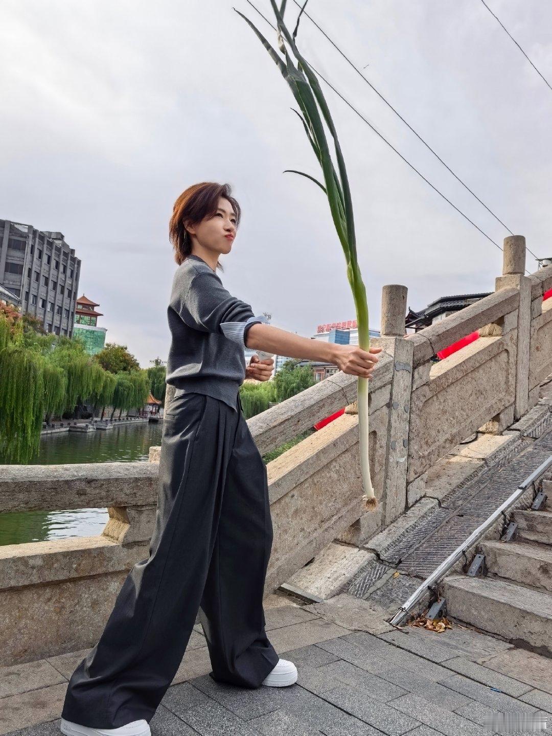 万茜在济宁拍戏，晒了根大葱，配文“收到山东见面礼”。外地朋友先别笑，咱山东人看了