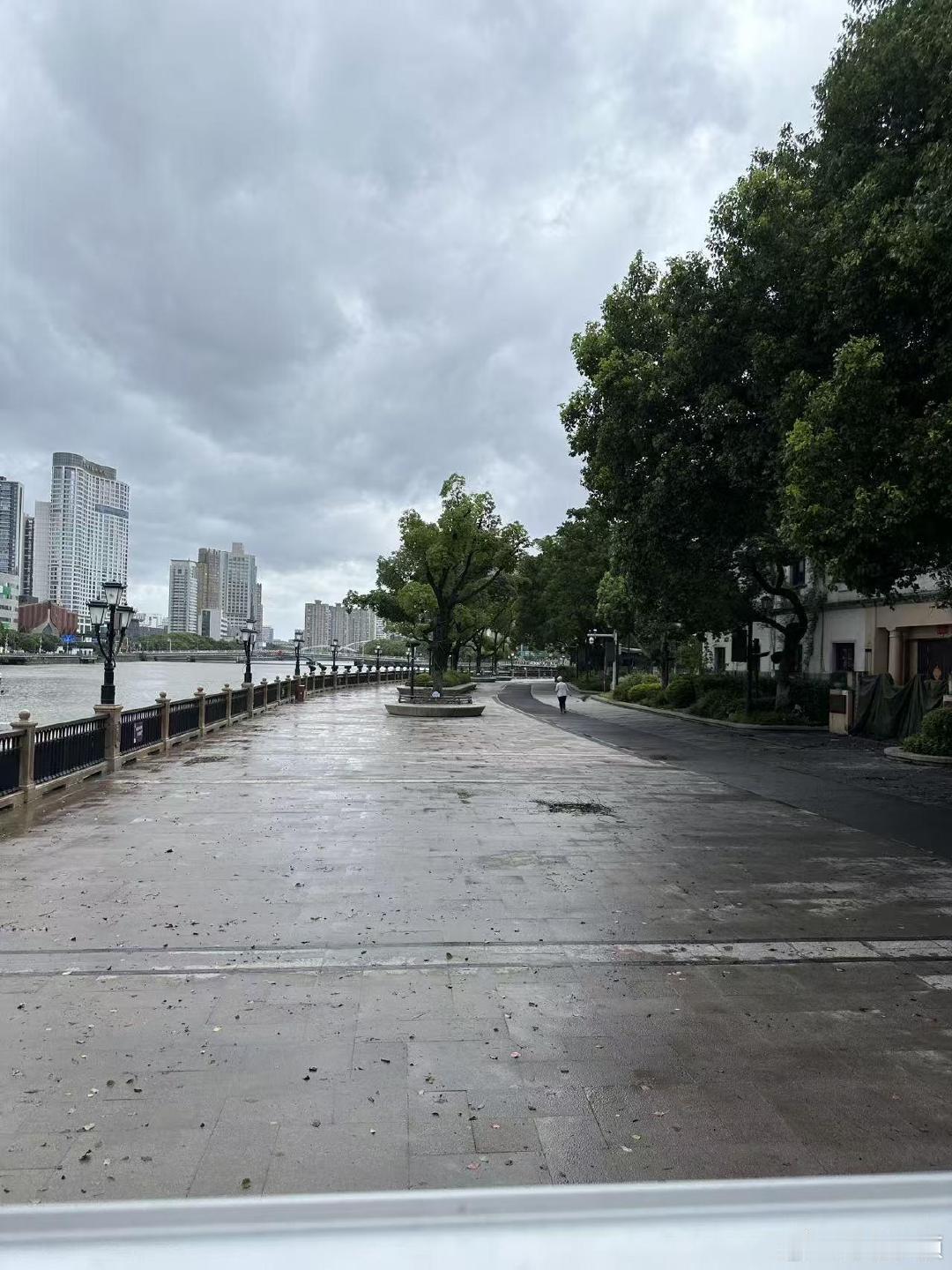 宁波潮位可控网传海水倒灌不实 7月11日宁波降雨后，网络流传视频称当地暴雨引发海