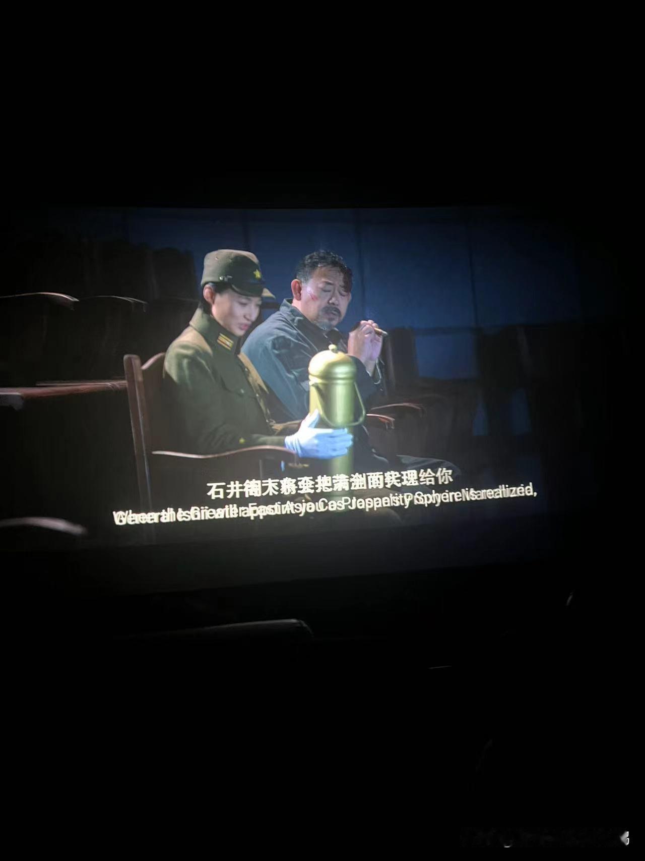 #第一批看731观众发声#
这一瞬间，我都以为他俩谈恋爱呢

看守马路大的居然不
