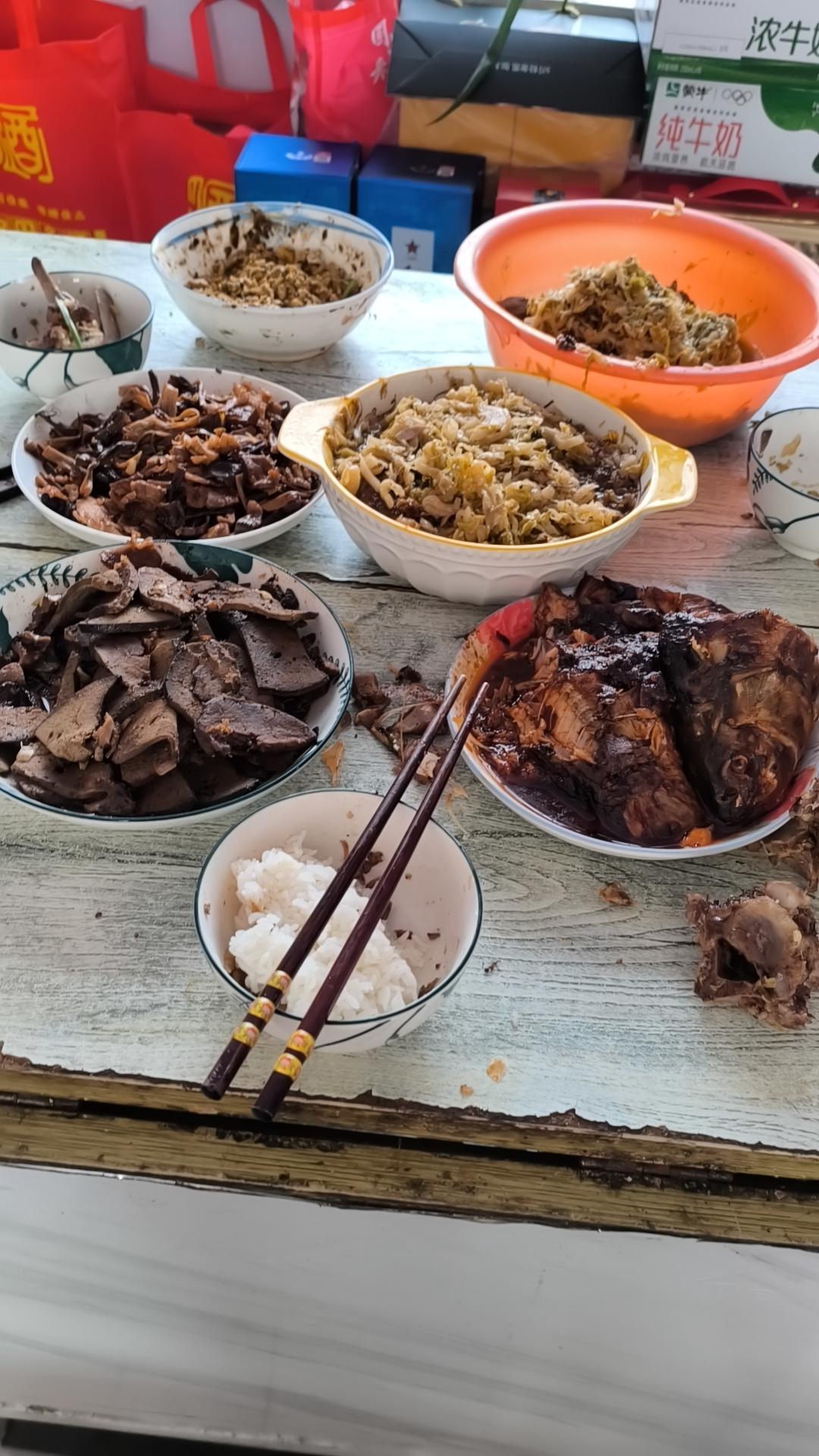 在我哥家天天七个碟子八个碗地吃着，刚才上称一量，诶妈呀，体重直奔150！这可咋整