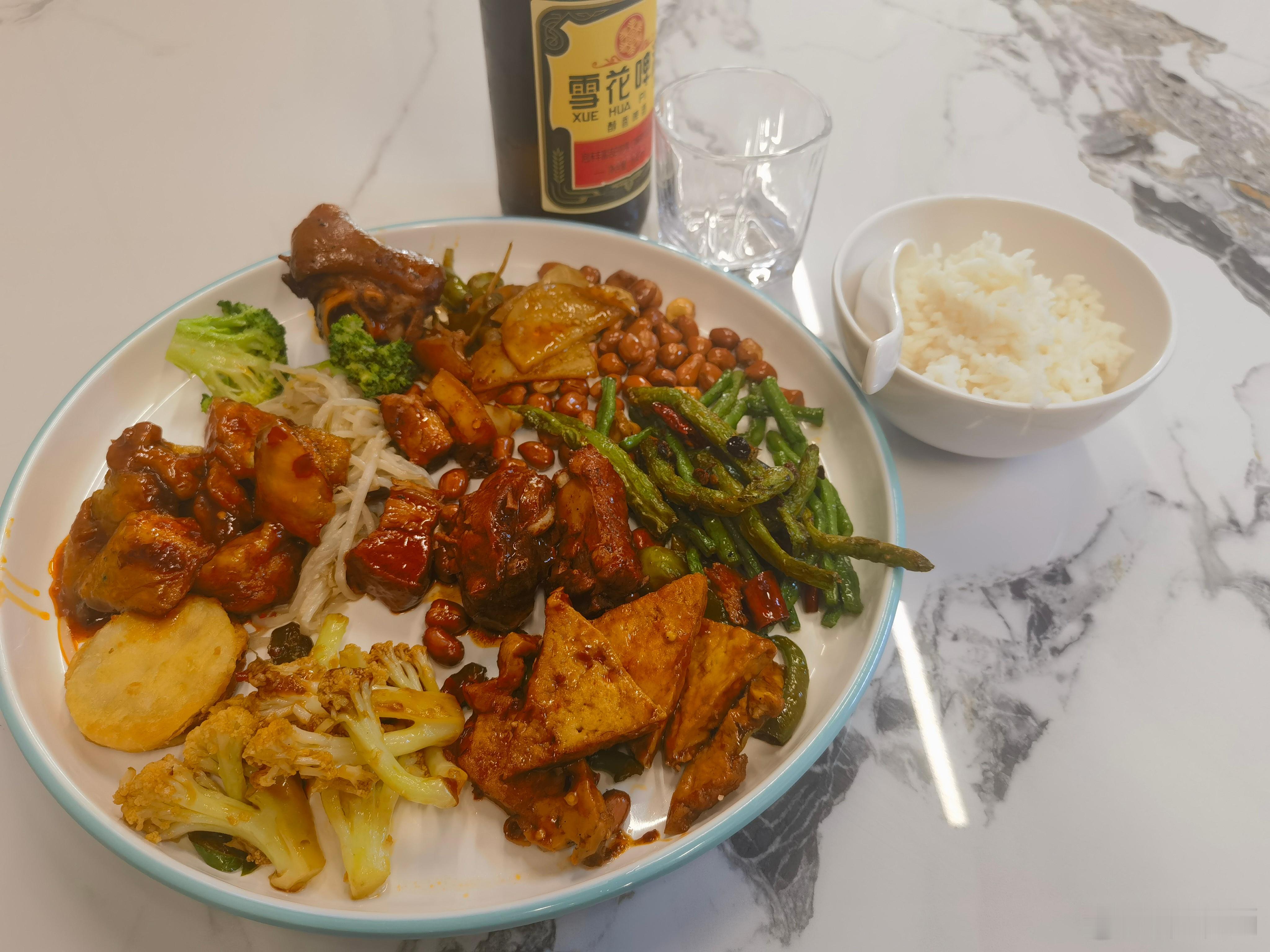 前天晚上吃完盒饭，昨天持仓的股票就涨了。昨晚没吃盒饭，今天一般般。今天晚上特意赶