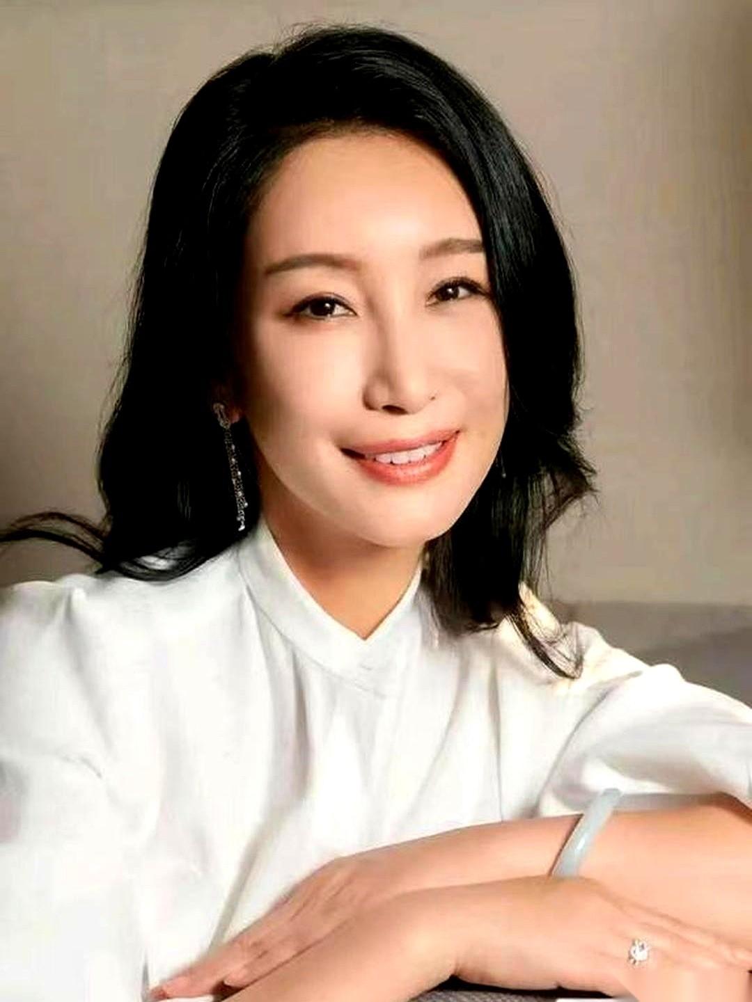 “扑通”一下，郭麒麟作势就要跪下。
秦海璐那句“我和你妈谁好看”，话音还没落呢。