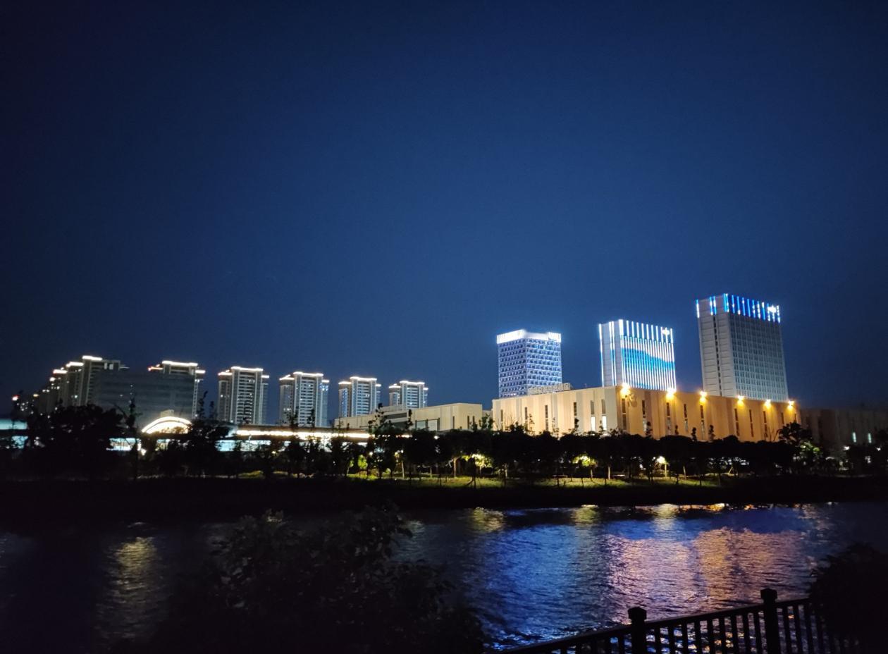 村口的老槐树，站了快一百年了，树干粗得两个大人都抱不住，夏天一到，浓荫遮天，是整