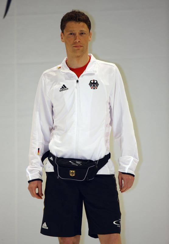 看到德国代表团出场，真感觉他们像披着棉被出来了。他们那身服装，颜色暗沉厚重，款式