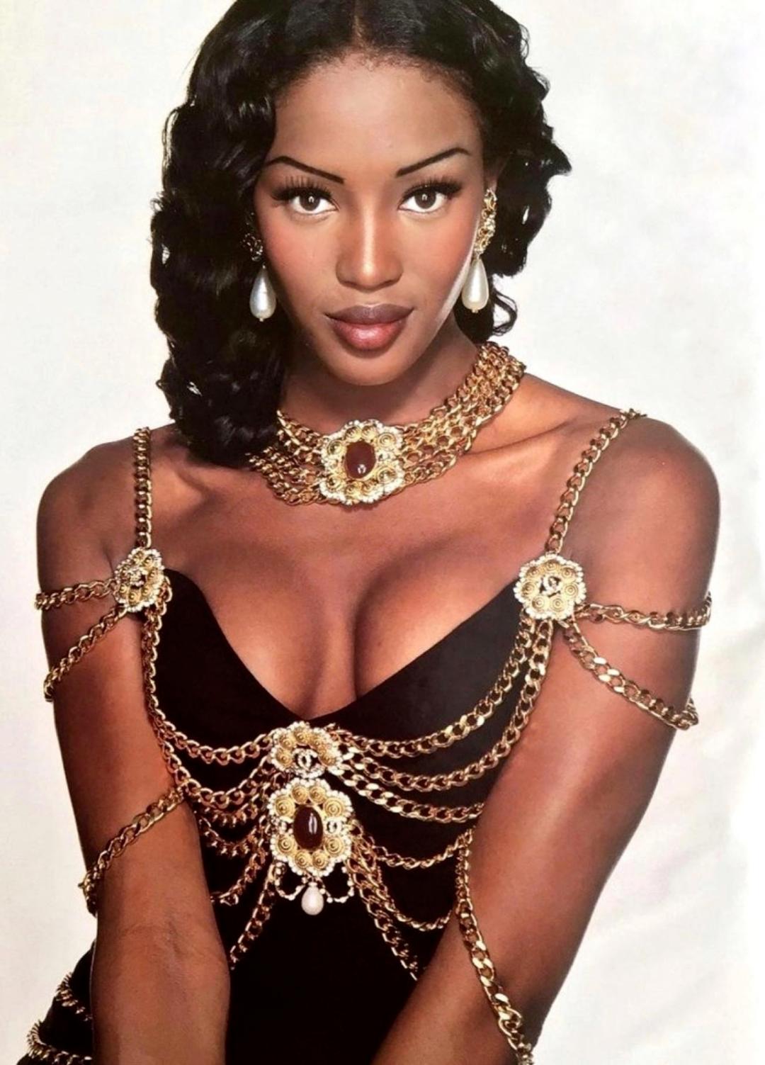 今年53岁的英国国宝级超模“黑珍珠”Naomi Campbell（娜奥米·坎贝尔