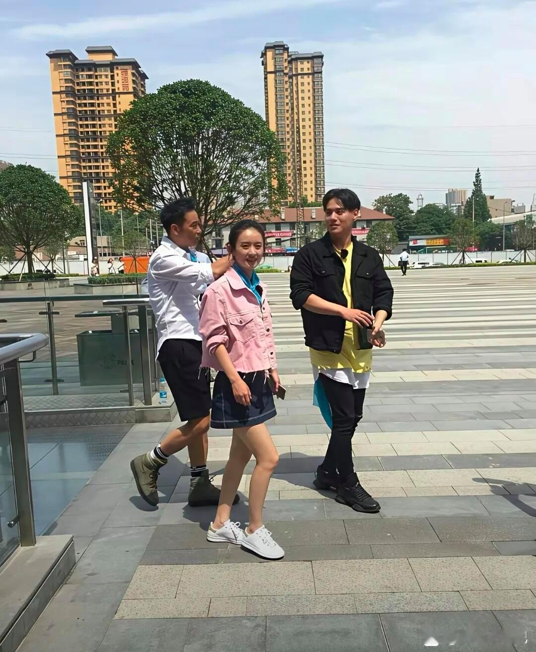 赵丽颖刚出道的时候气质和普通人一样的呀。