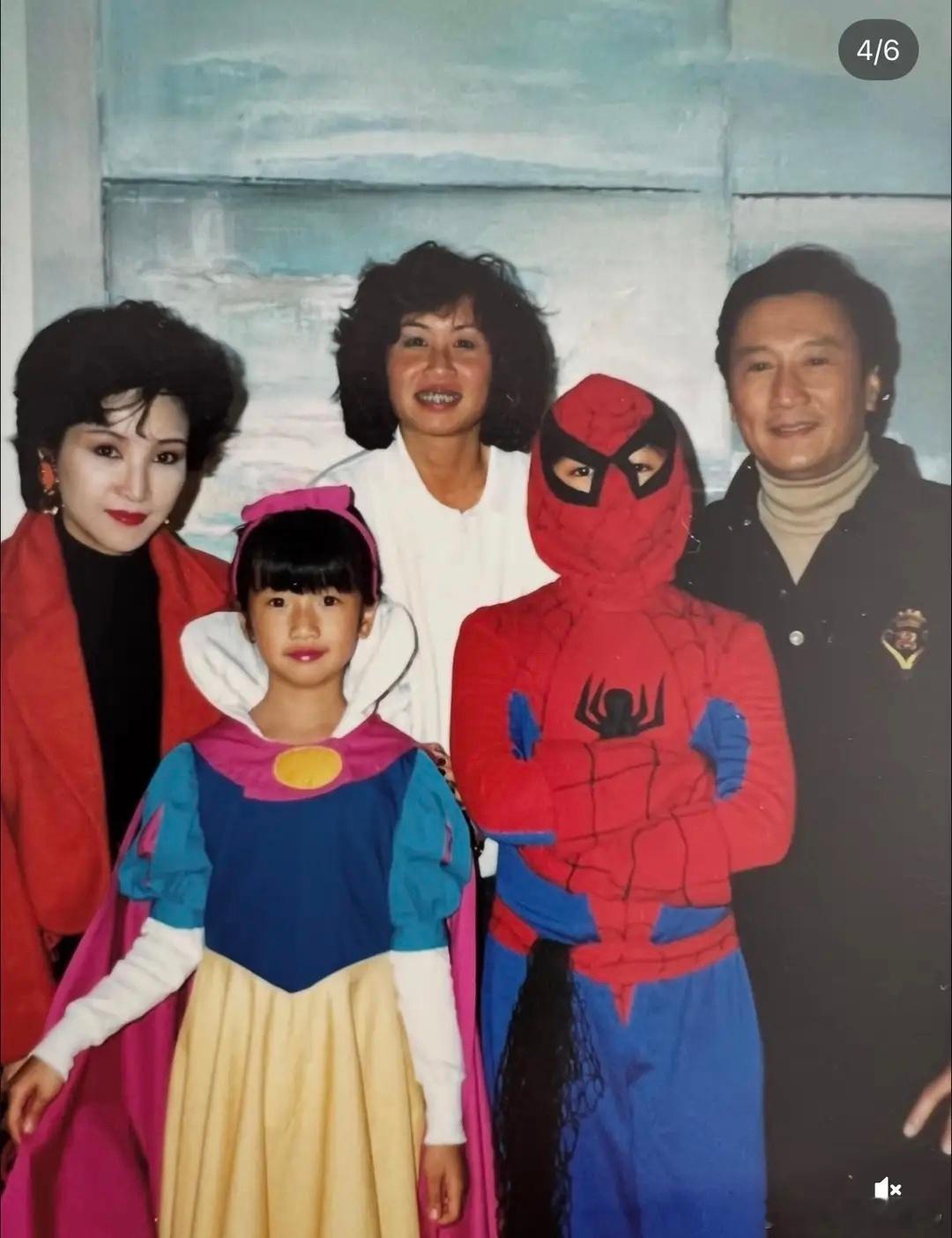 谢婷婷晒照庆祝母亲节，小7岁男友同框狄波拉，三代同堂相处融洽！ 