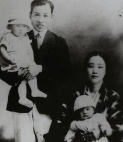 1937年，数学家苏步青出门办事，家里只剩日本妻子苏米子，她正低头洗碗，一个日本