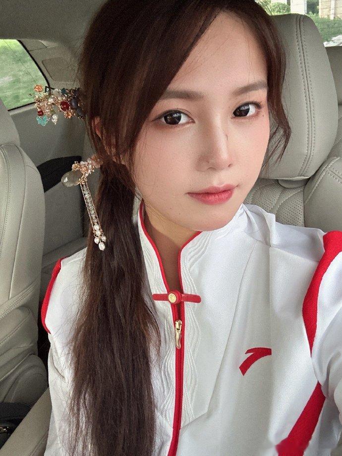 #熊敦瀚自拍四宫格# 发博晒照：“终于可以回家啦～自拍四宫格！”夺冠后开开心心回