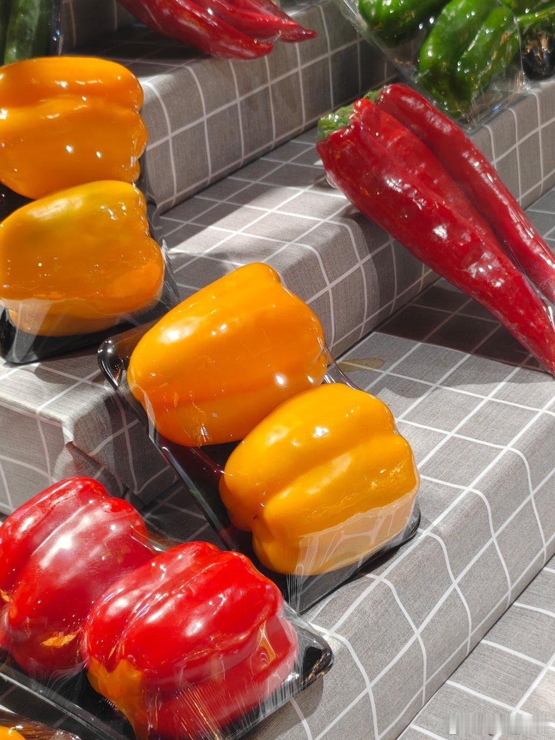 vivo 超市红绿黄彩椒大集合，新鲜脆嫩自带光泽，而且不同的辣度满足不同的味蕾，