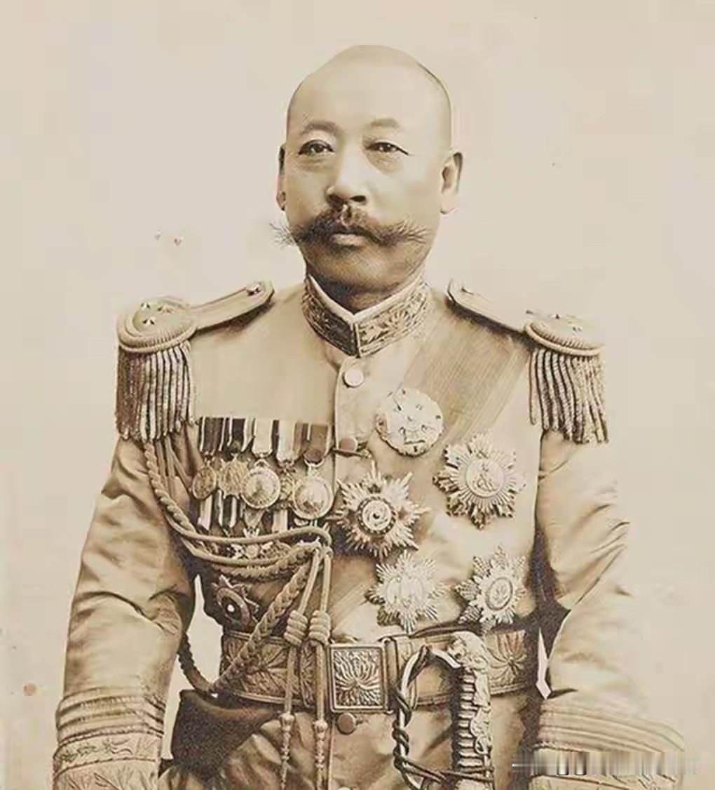 1923年10月4日晚上，北京甘石桥的议员俱乐部里排起了长队。议员们不是来开会的