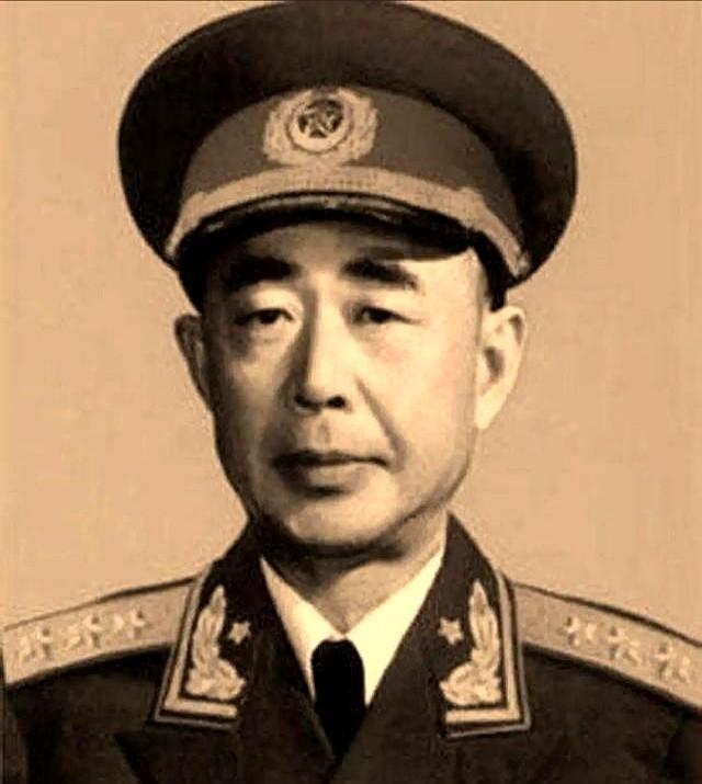 巩俐躲进洗手间？
这事儿听着就悬！
当年在酒店，向华强气场太强，巩俐吓得躲进洗手