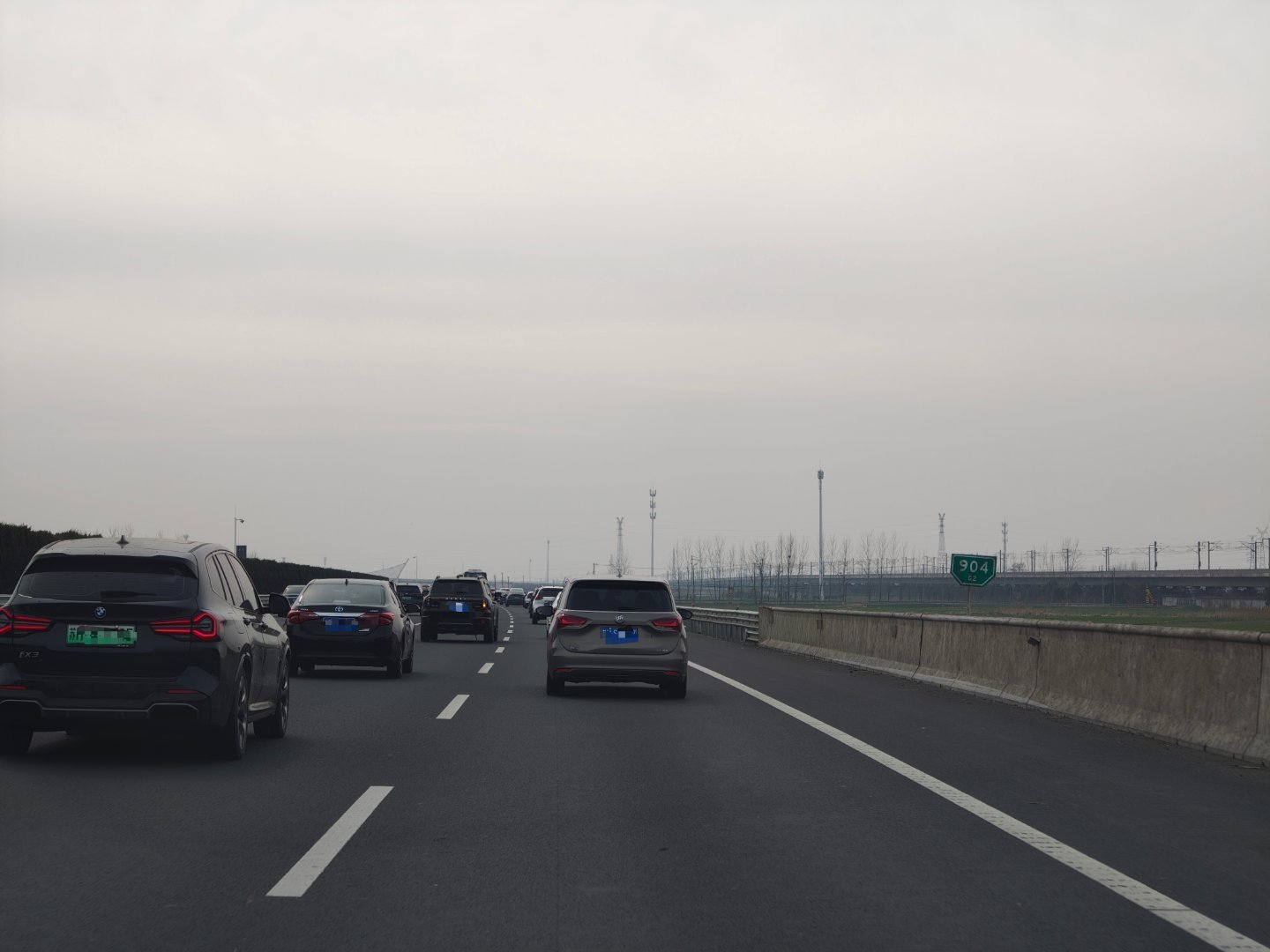 高速上的车很多，虽然没有严重拥堵，但是有些地方车扎堆还是挺慢的。江苏这边司机感觉