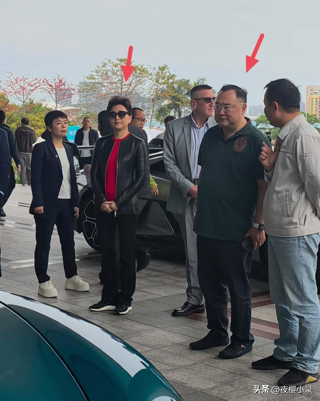 58岁杨澜和富商老公吴征现身一家车企旗舰店看豪车，她穿着皮衣外套，留着一头短发，